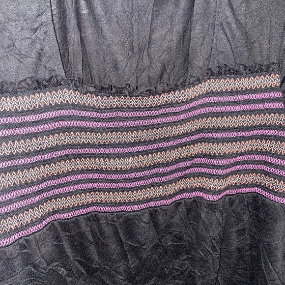 Pennington’s Black Tee with Ruched Stitching Design - Picture 3 of 5